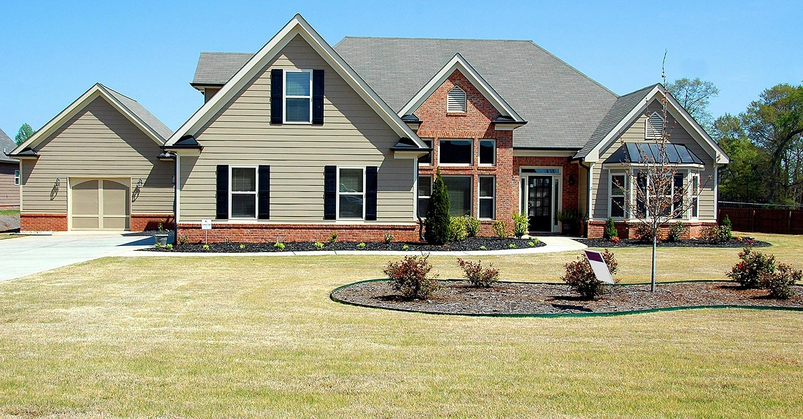 Plain City, OH home with newly installed vinyl siding and energy-efficient windows by Columbus Windows & Siding