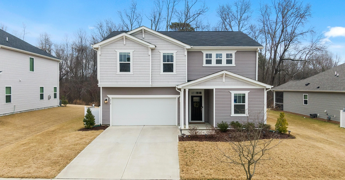 Beautiful Polaris, OH home with Alside siding and Smart Styles vinyl siding installed by Columbus Windows & Siding